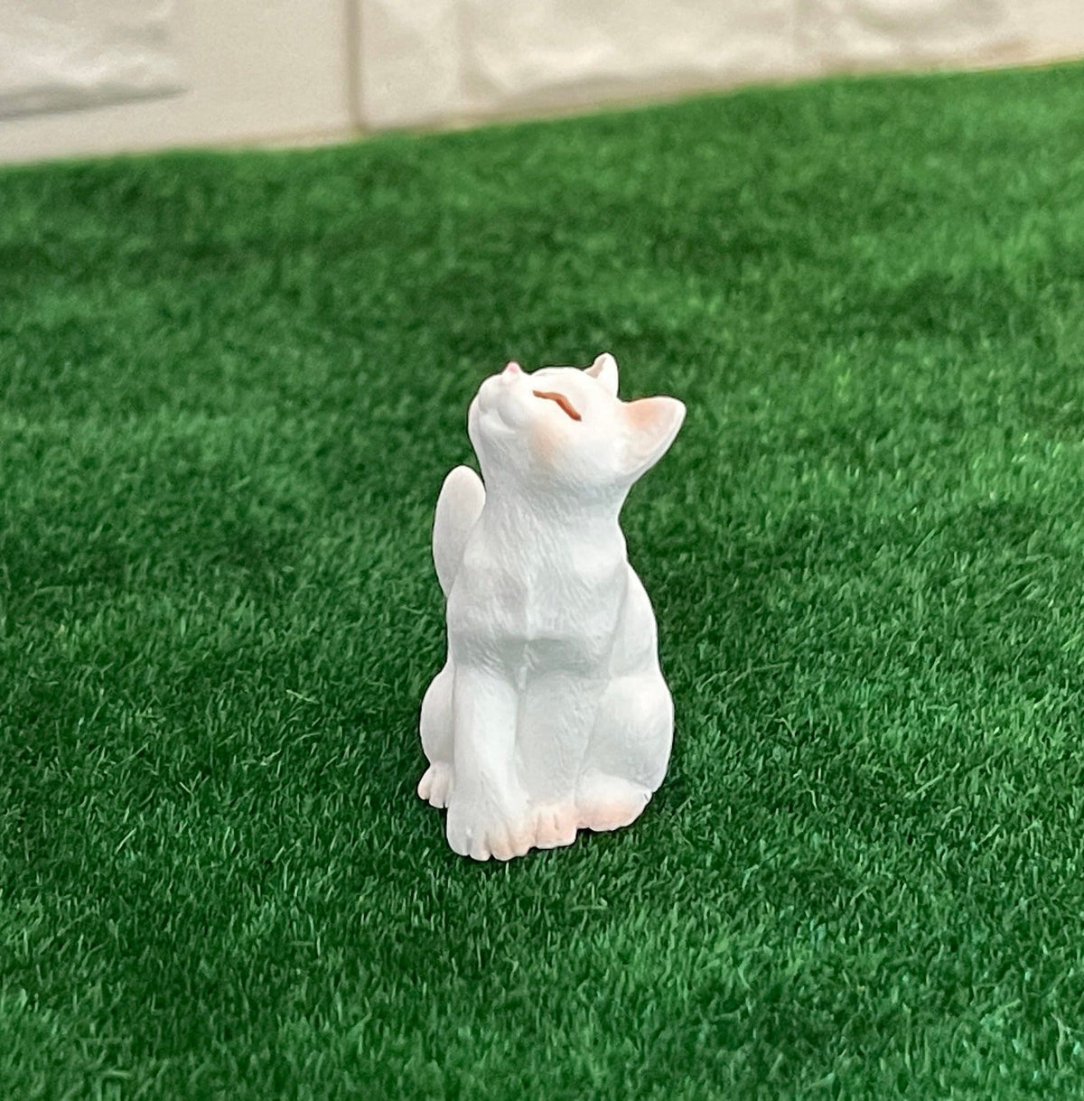 1:12 Scale Miniature Resin Sitting Cat, Looking Up, 1-5/16 inch tall, DIY Dollhouse Supply (white)