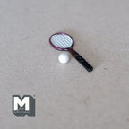 Maßstab 1:12 Miniatur-Tennisschläger mit Ball, 1-5/8 inch lang, DIY-Puppenhausbedarf (Schwarz und Rot)