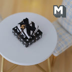 Maßstab 1:12 Miniatur-Verpackte Geschenkboxen, groß und klein, 2er-Set, 1-1/8 inch lang, DIY-Puppenhausbedarf (Schwarz und Weiß)