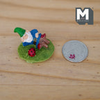 Nain de jardin miniature endormi à l'échelle 1:12 sur socle en herbe, amanite tue-mouches rouge, 3,2 cm (1 1/4 po) de large, accessoire de maison de poupée DIY (résine coulée)
