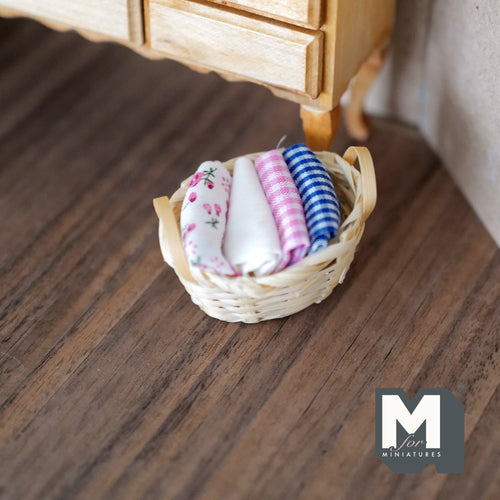Schaal 1:12 miniatuur bamboe touwmand met opgevouwen linnengoed, 1-7/8 inch lang, DIY-poppenhuisbenodigdheden (stof vast aan mand)