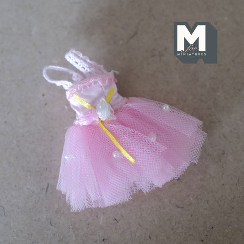Schaal 1:12 miniatuur balletjurk met tutu, rozen en kant, 2-9/16 inch hoog, DIY-poppenhuisbenodigdheden (roze)