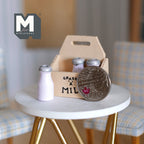 Miniature mælkekasse i træ med 3 mælkeflasker i glas i skala 1:12, 1-9/16 inch høj, gør-det-selv-materiale til dukkehus