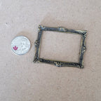 Cadre photo miniature orné en métal à l'échelle 1:12, 6 cm de large, accessoire pour maison de poupée DIY (argent antique)