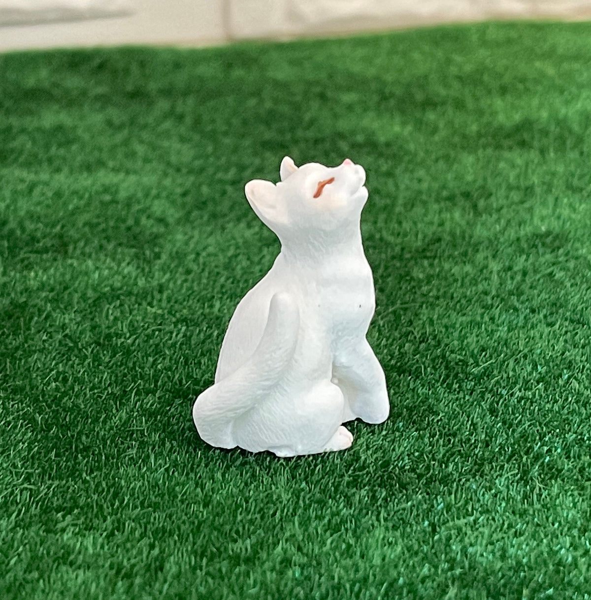 1:12 Scale Miniature Resin Sitting Cat, Looking Up, 1-5/16 inch tall, DIY Dollhouse Supply (white)