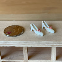 Dollhouse miniature shoes, dollhouse shoes (cast resin) - G075