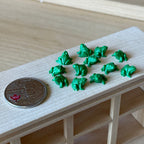 1/12スケール ミニチュア緑色のカエル フィギュア 12個セット、幅約1.1cm、ドールハウスDIY素材