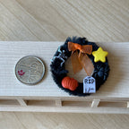 Couronne d'Halloween miniature à l'échelle 1:12 avec citrouilles et pierre tombale, 4,5 cm de diamètre, accessoire pour maison de poupée DIY (noir)