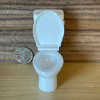 Toilette miniature à l'échelle 1:12 avec réservoir, abattant et couvercle relevables, 7,5 cm de hauteur, fourniture pour maison de poupée (blanc)