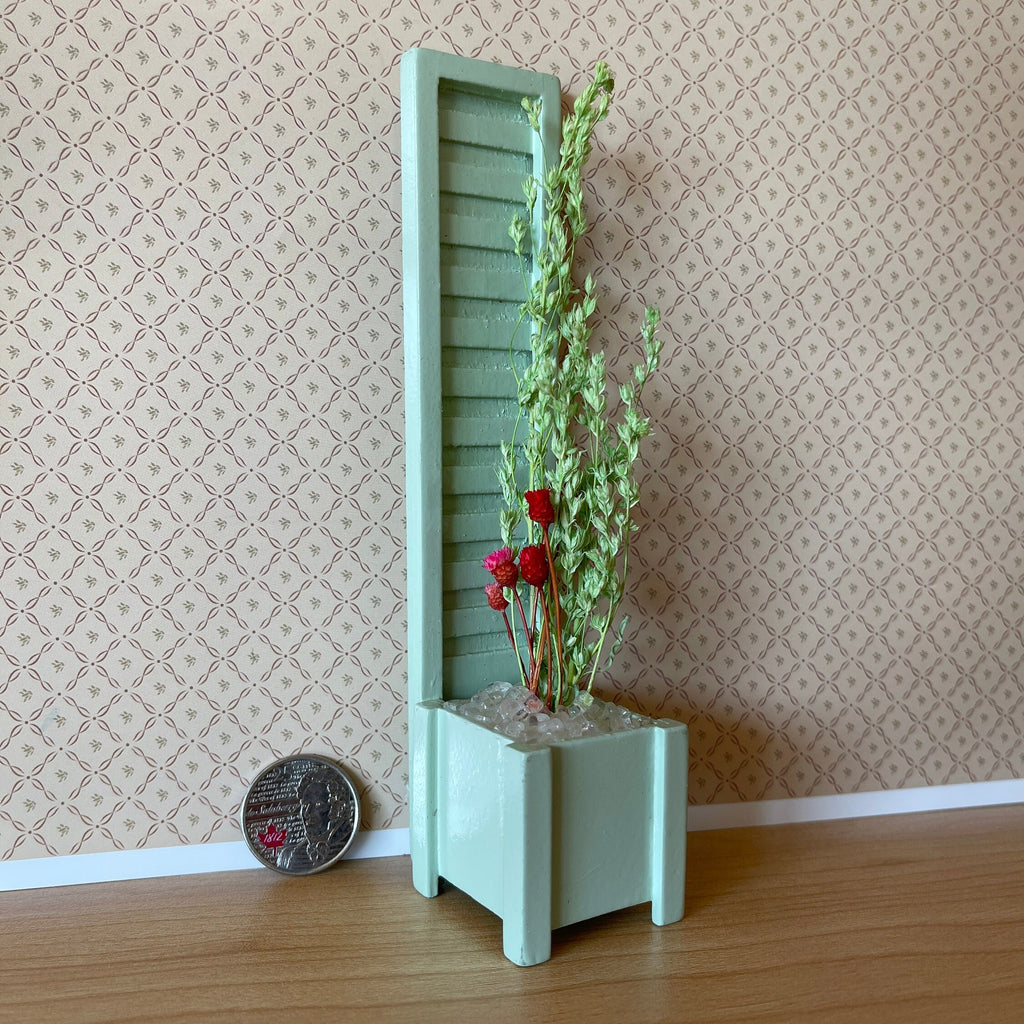 Jardinière miniature en bois à l'échelle 1:12 avec treillis et fleurs grimpantes, 15,7 cm de hauteur, fournitures pour maison de poupée DIY (vert menthe)
