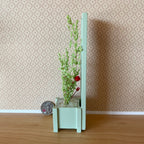 Jardinière miniature en bois à l'échelle 1:12 avec treillis et fleurs grimpantes, 15,7 cm de hauteur, fournitures pour maison de poupée DIY (vert menthe)