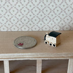 Miniature legetøjslokomotiv i skala 1:12, 9/16 inch langt, gør-det-selv-materiale til dukkehus (støbt resin) (hvid og sort)
