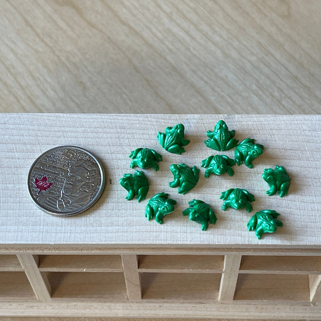 1/12スケール ミニチュア緑色のカエル フィギュア 12個セット、幅約1.1cm、ドールハウスDIY素材