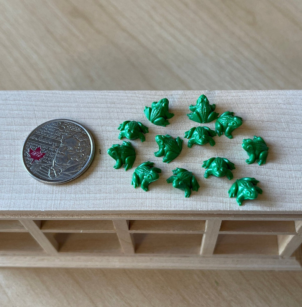1/12スケール ミニチュア緑色のカエル フィギュア 12個セット、幅約1.1cm、ドールハウスDIY素材