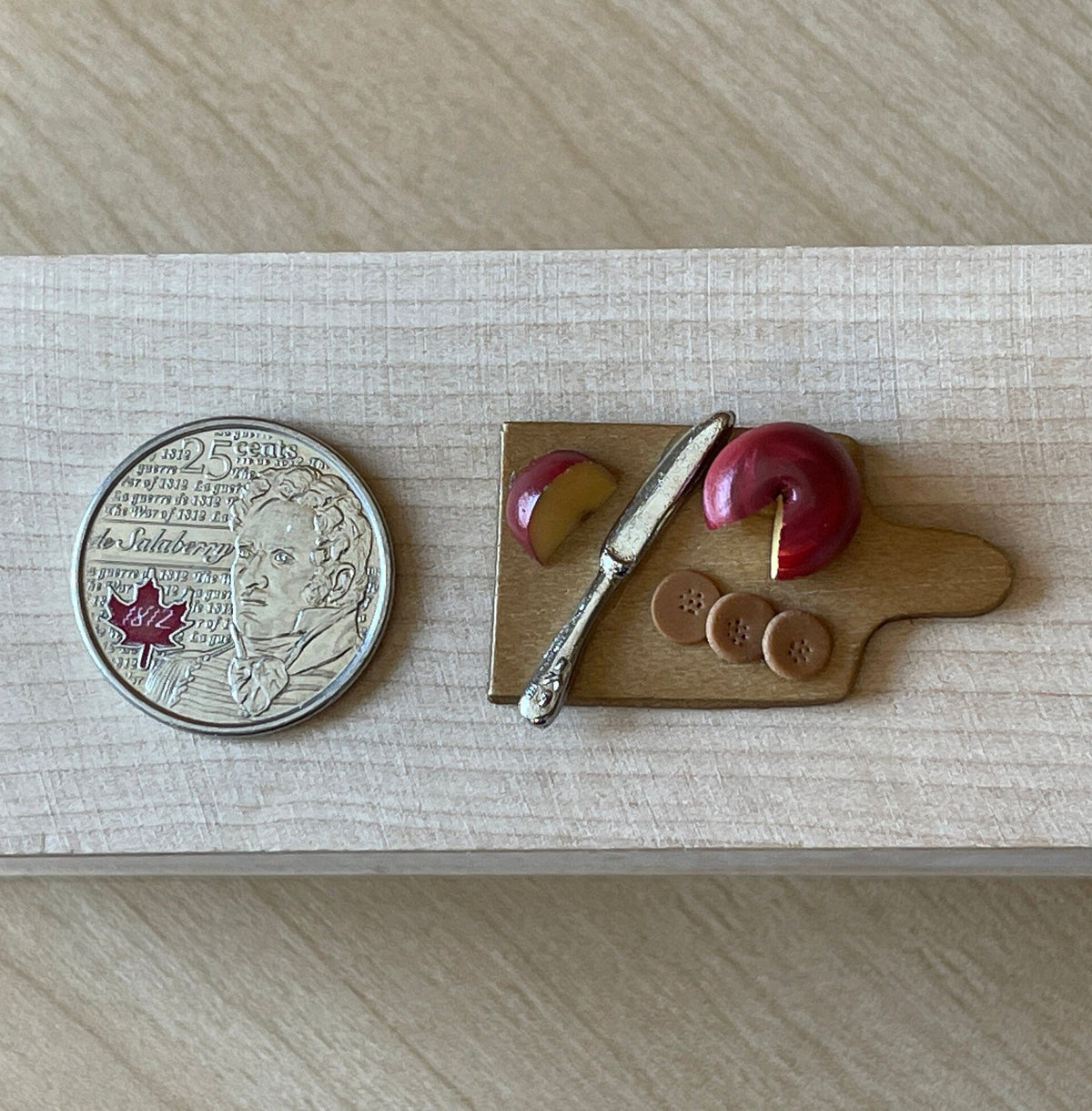 1:12 Scale Miniature Round Cheese with Crackers and Knife on Cutting Board, 1-3/8 inch long, DIY Dollhouse Supply (fixed to the board)