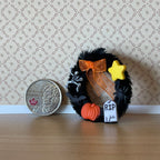 Couronne d'Halloween miniature à l'échelle 1:12 avec citrouilles et pierre tombale, 4,5 cm de diamètre, accessoire pour maison de poupée DIY (noir)