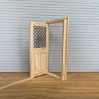 Miniature ubehandlet fyldingsdør med 2 fyldinger, vindue med rudegitter og indvendig indfatning i skala 1:12, 6-7/8 inch høj, materiale til dukkehus