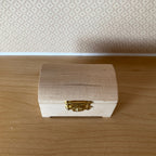 1/12スケール ミニチュア 未塗装木製ドーム型チェスト（金属製ヒンジ・留め具付き）、長さ約7.8cm、ドールハウスDIY素材