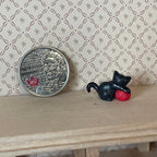 1/12スケール ミニチュア 毛糸玉で遊ぶ子猫、全長約2.2cm、ドールハウス用DIY素材（ブラック）
