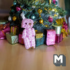 Ours en peluche à carreaux miniature à l'échelle 1:12 avec nez noir, 6 cm (2-3/8 pouces) de hauteur, accessoire de maison de poupée DIY (rose et blanc)