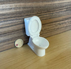 Toilette miniature à l'échelle 1:12 avec réservoir, abattant et couvercle relevables, 7,5 cm de hauteur, fourniture pour maison de poupée (blanc)