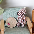 Ours en peluche miniature à carreaux, échelle 1:12, 4 cm de hauteur, accessoire pour maison de poupée DIY (rose et blanc)