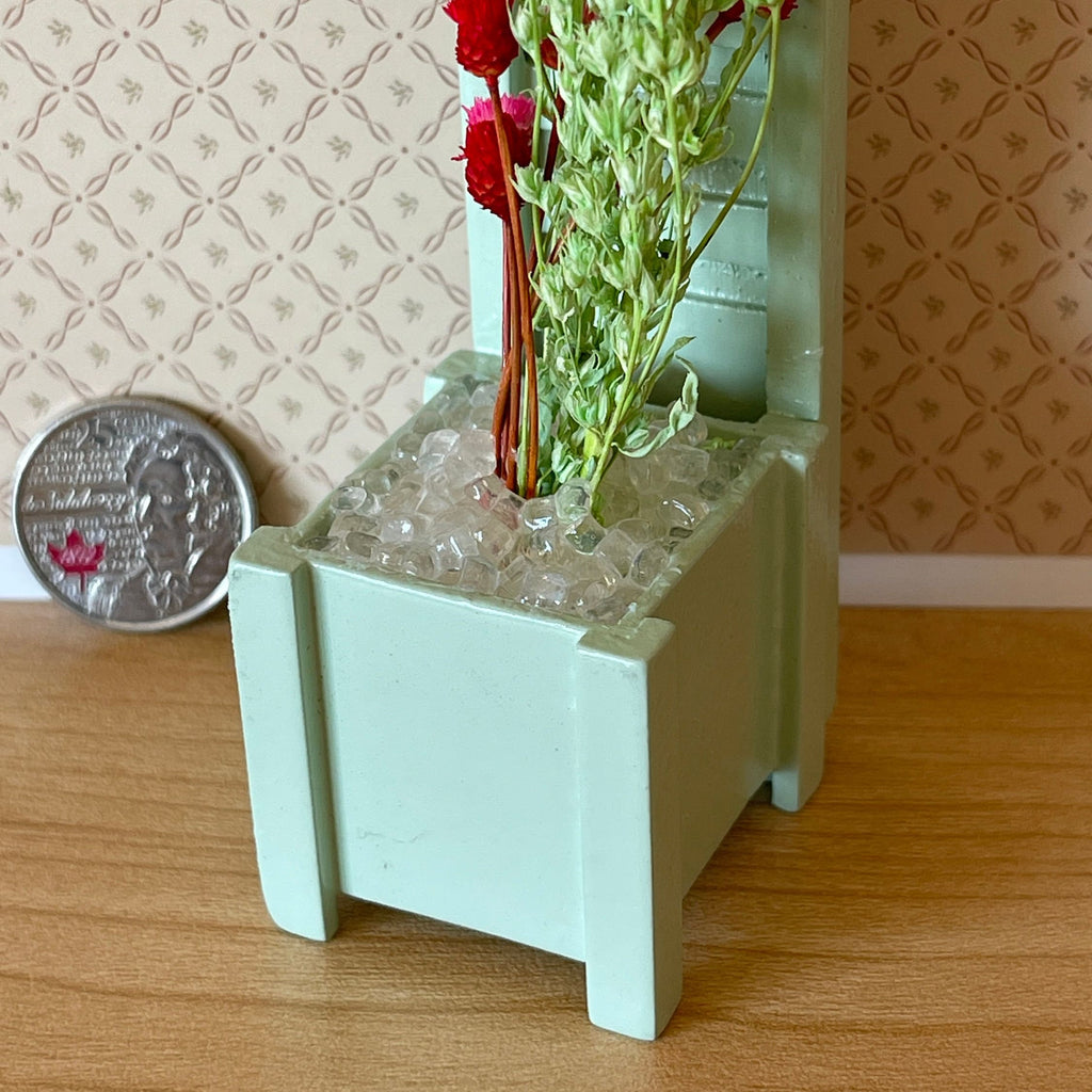Jardinière miniature en bois à l'échelle 1:12 avec treillis et fleurs grimpantes, 15,7 cm de hauteur, fournitures pour maison de poupée DIY (vert menthe)