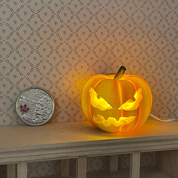 Miniature Carved Pumpkin , 1:12 Scale Dollhouse Halloween Pumpkin Light - WS1D