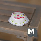 Maßstab 1:12 Miniatur-Torte „Merry Christmas“ mit Girlande, 7/8 inch Ø, DIY-Puppenhausbedarf (Ton)
