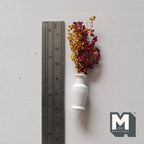 Fleurs séchées miniatures à l'échelle 1:12 dans un vase rond, 5,6 cm de haut, fourniture pour maison de poupée (rouge et jaune)