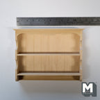 Estante de pared de madera sin pintar, 2 baldas, remate festoneado, miniatura a escala 1:12, 4-5/16 inch de ancho, suministros DIY para casa de muñecas