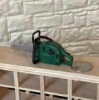 Miniatyr-motorsag i skala 1:12, 3-3/8 tommer lang, DIY-tilbehør til dukkehus (grønn) (ikke fungerende)