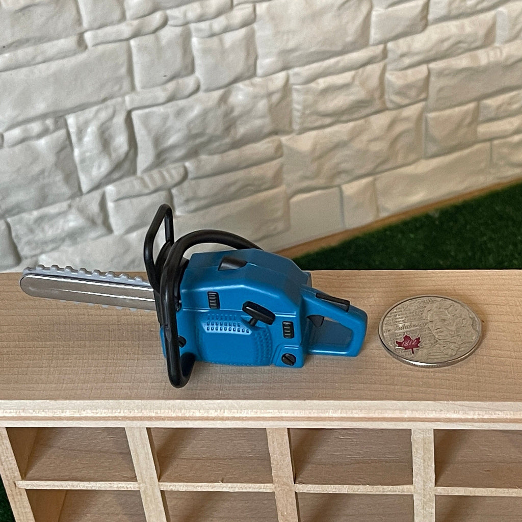 Miniature Chainsaw Plant Trimmer , 1:12 Scale Dollhouse Supplies Chain Saw Tree Timber Saw Petrol Saw (plastic, non-working) - F069