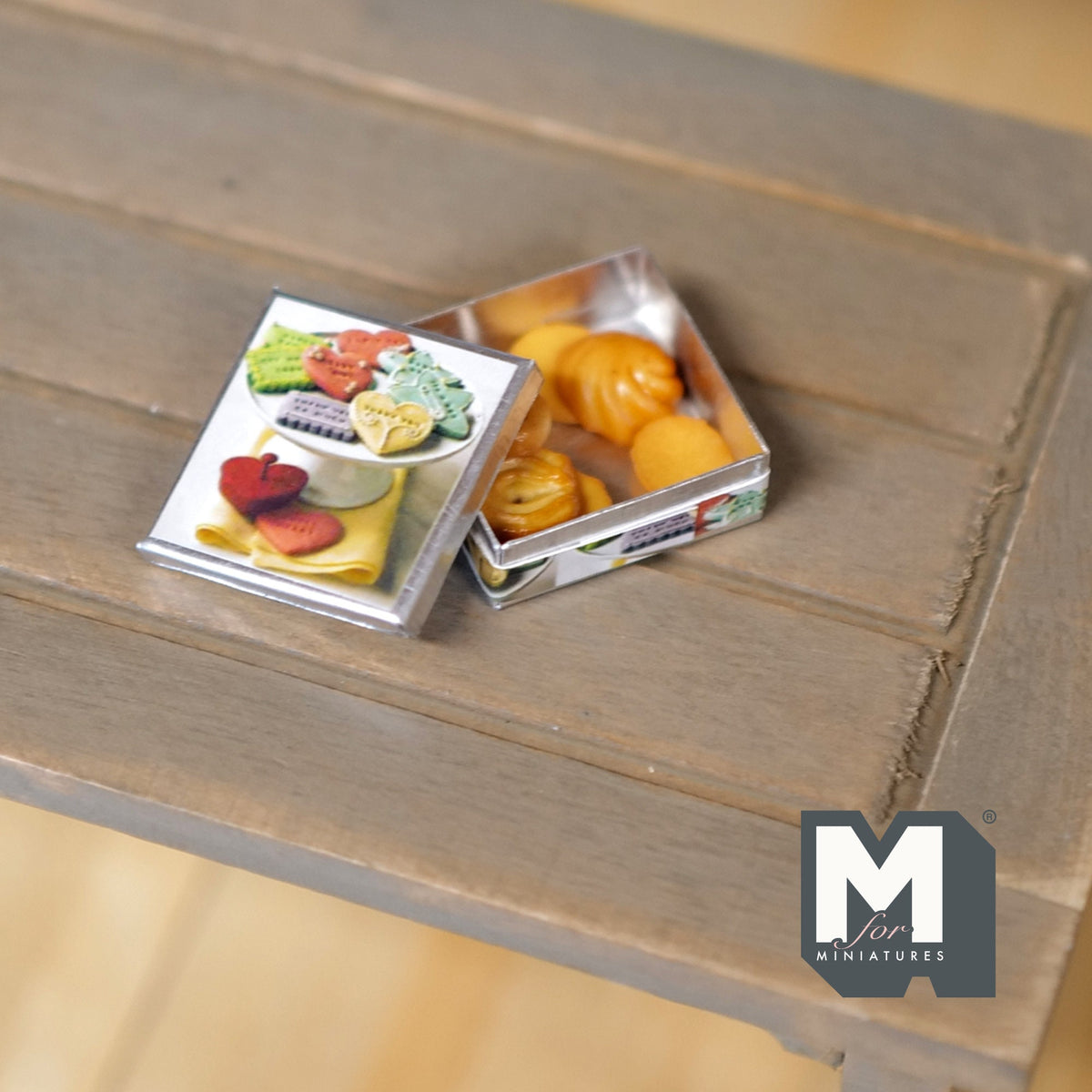1:12 Scale Miniature Butter Cookie Tin, 7 Cookies, 13/16 inch dia., DIY Dollhouse Supply