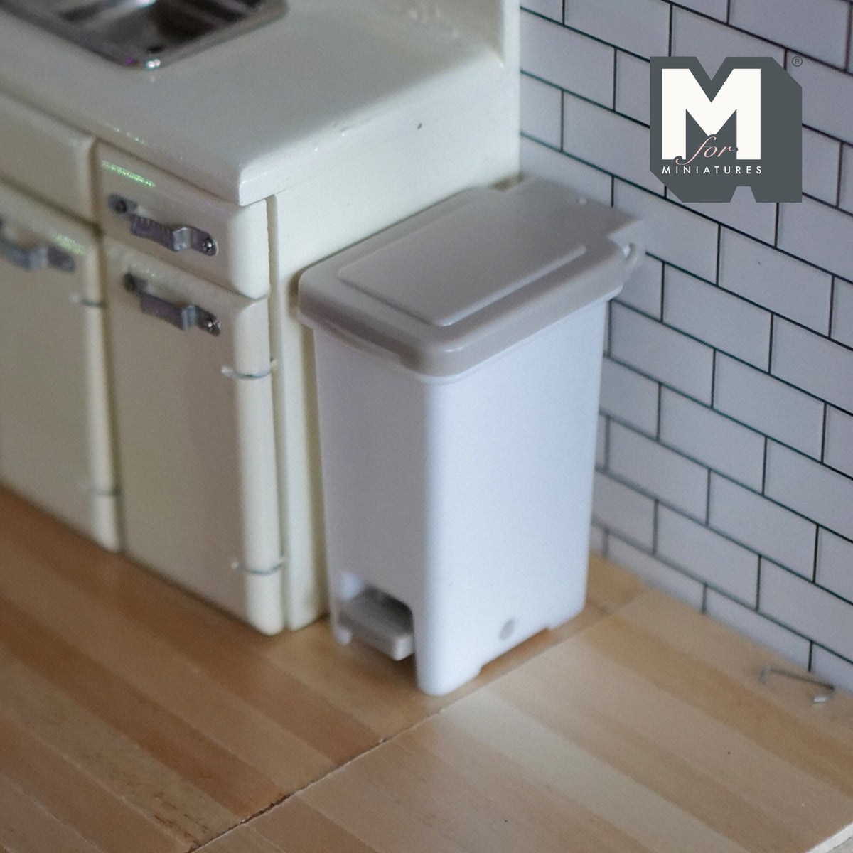 1:12 Scale Miniature Step On Trash Can with Foot Pedal, 2-1/4 inch tall, DIY Dollhouse Supply (light grey)
