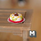 1/12スケール ミニチュア・トナカイのクリスマスケーキ（ホワイトフロスティング、ドイリー付き）、直径約2cm、ドールハウス用DIY素材
