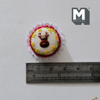 1/12スケール ミニチュア・トナカイのクリスマスケーキ（ホワイトフロスティング、ドイリー付き）、直径約2cm、ドールハウス用DIY素材