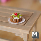 Gâteau de Noël rond miniature au chocolat, échelle 1/12, sur napperon, 2 cm de diamètre, fourniture pour maison de poupée DIY (argile)