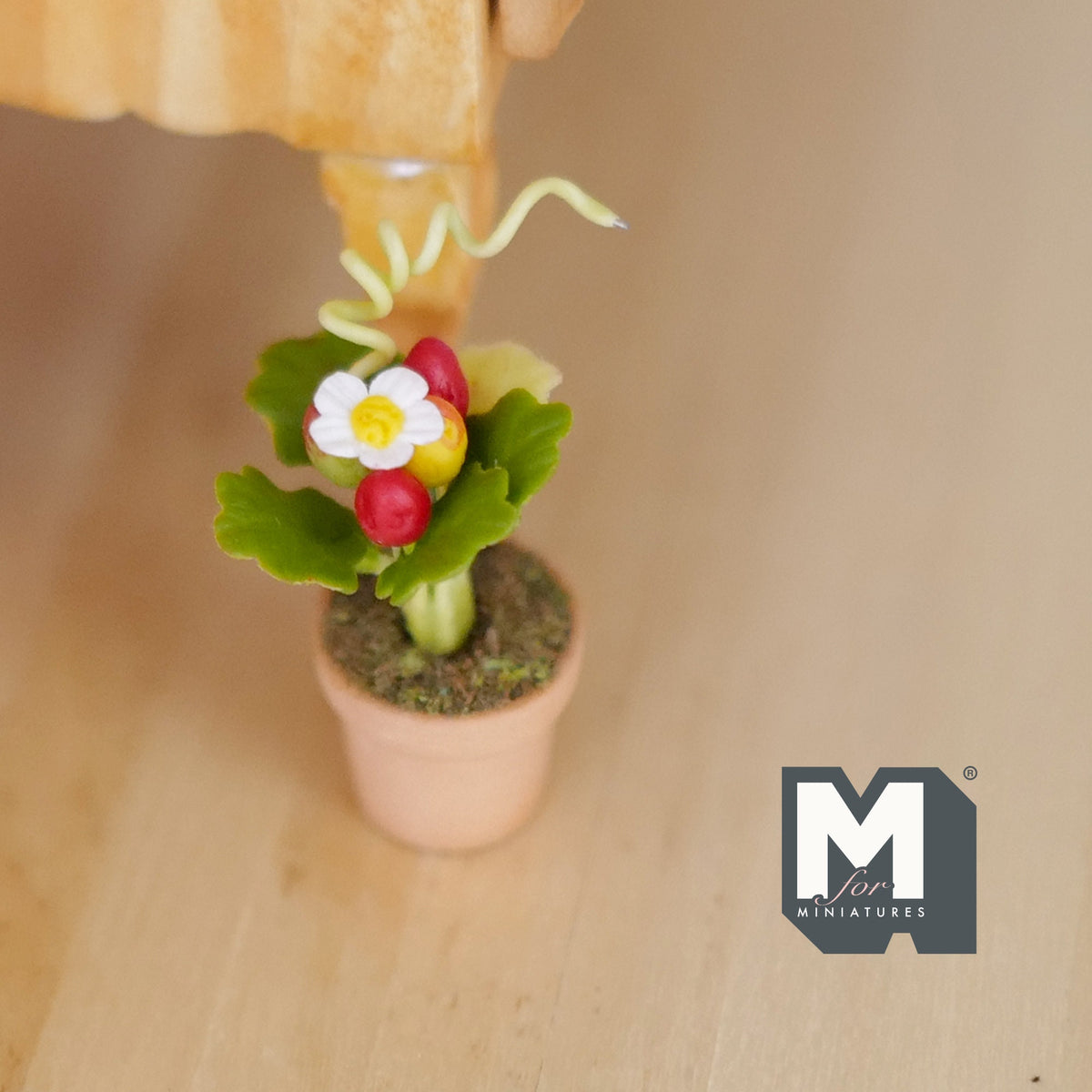 Dollhouse Garden Strawberry Planter with Clay Pot 1:12 Scale Miniature Flowers and Leaves - H031