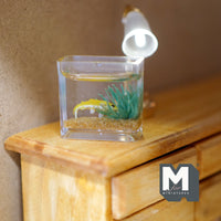 Miniature Fish Tank , 1:12 Scale Fish in Tank Hiding in Seaweed Dollhouse Decoration Fish Bowl - D078