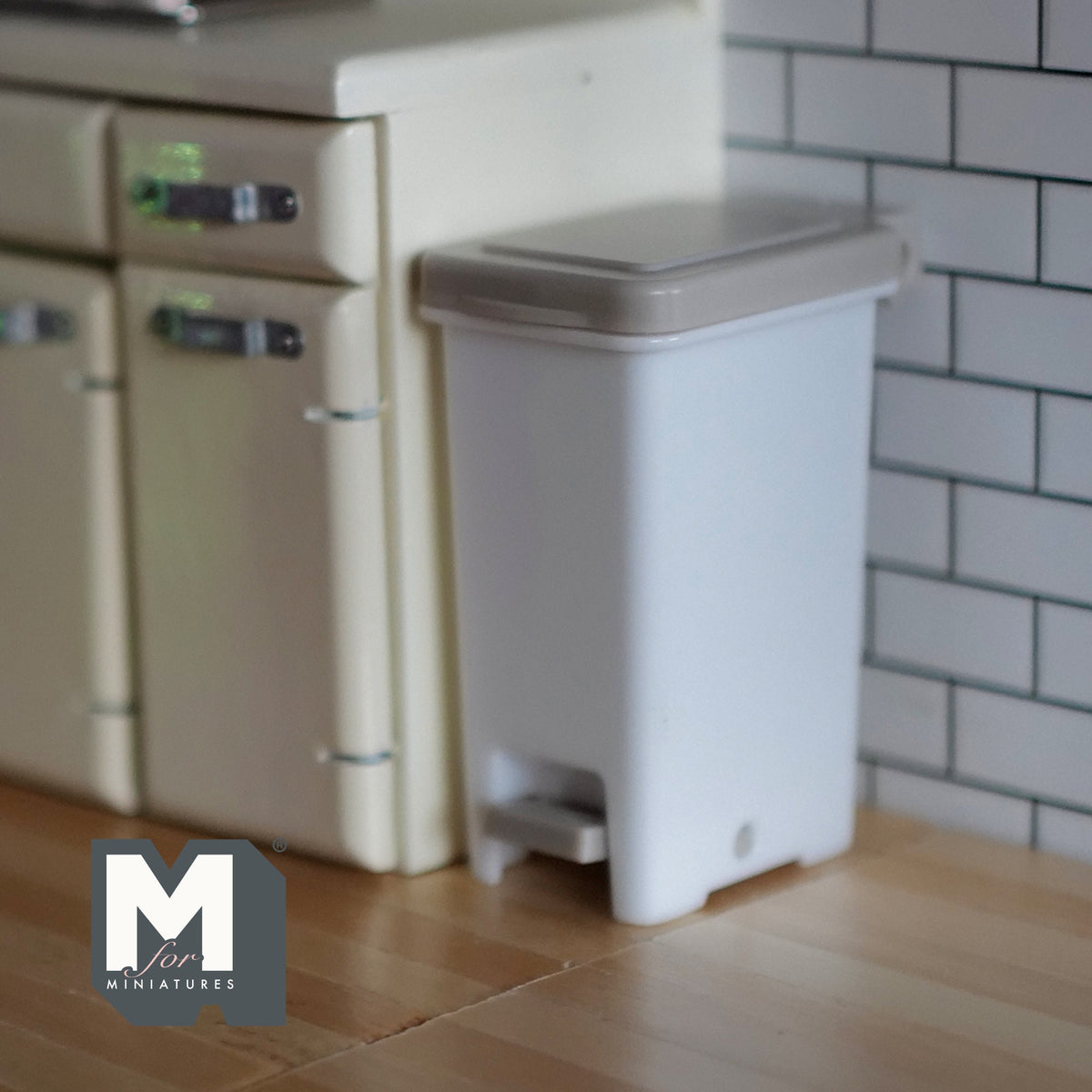 1:12 Scale Miniature Step On Trash Can with Foot Pedal, 2-1/4 inch tall, DIY Dollhouse Supply (light grey)