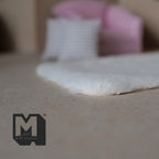 Tapis miniature en fausse peau de mouton à l'échelle 1:12, rectangulaire aux coins arrondis, 16,5 cm de long, accessoire pour maison de poupée DIY (crème)