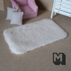 Tapis miniature en fausse peau de mouton à l'échelle 1:12, rectangulaire aux coins arrondis, 16,5 cm de long, accessoire pour maison de poupée DIY (crème)