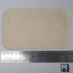 Tapis miniature en fausse peau de mouton à l'échelle 1:12, rectangulaire aux coins arrondis, 16,5 cm de long, accessoire pour maison de poupée DIY (crème)
