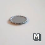 1/12スケール ミニチュア金属製丸トレイ、縁取り模様入り、直径約3.7cm（1-7/16インチ）、ドールハウスDIY用品（シルバー）