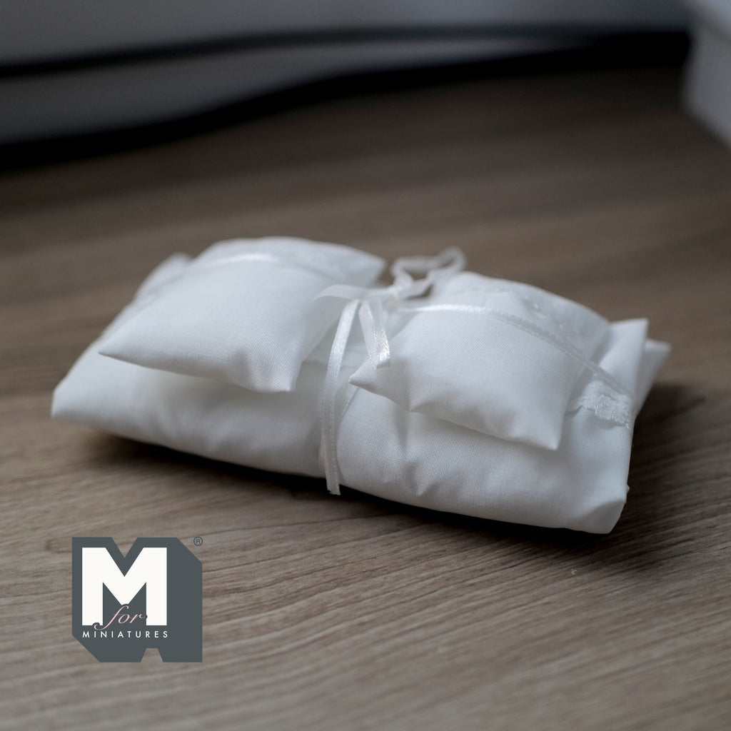 Parure de lit miniature pour poupée, échelle 1:12, avec 2 oreillers, couette et drap, 4 pièces, 21 cm de long, accessoire pour maison de poupée DIY (blanc)