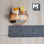 1/12スケール ミニチュア食パン（ジャム・ナイフ付き）、丸型ボード（直径約4cm）、ドールハウスDIY用（食用不可）