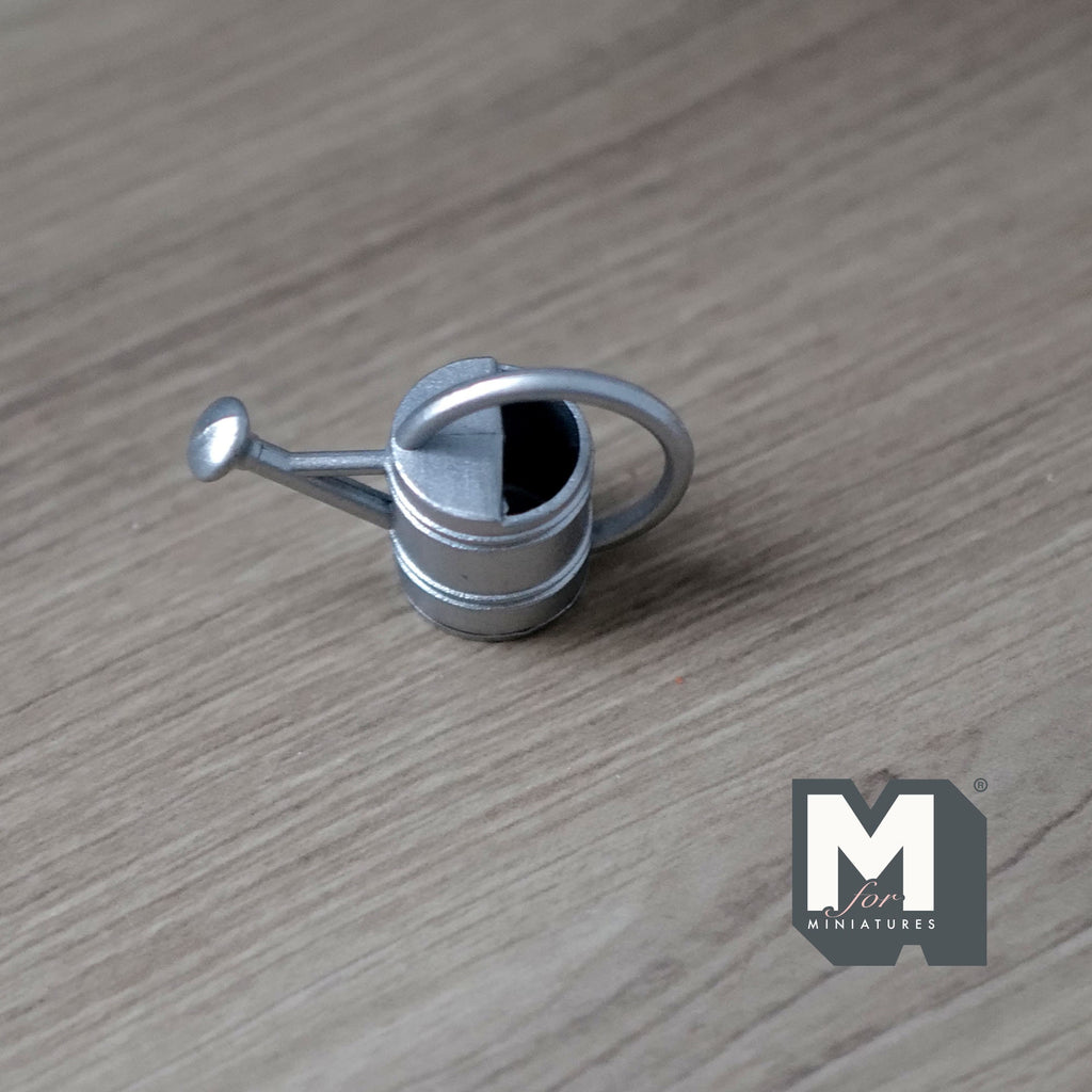 Schaal 1:12 miniatuur metalen gieter met sproeikop, 1 inch hoog, DIY-poppenhuisbenodigdheden (zilver)