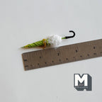 1/12スケール ミニチュアレースの日傘、グリーンの縁取り、フックハンドル、長さ約7.8cm（3-1/16インチ）、ドールハウスDIY素材