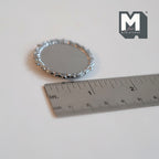 1/12スケール ミニチュア金属製丸トレイ、縁取り模様入り、直径約3.7cm（1-7/16インチ）、ドールハウスDIY用品（シルバー）